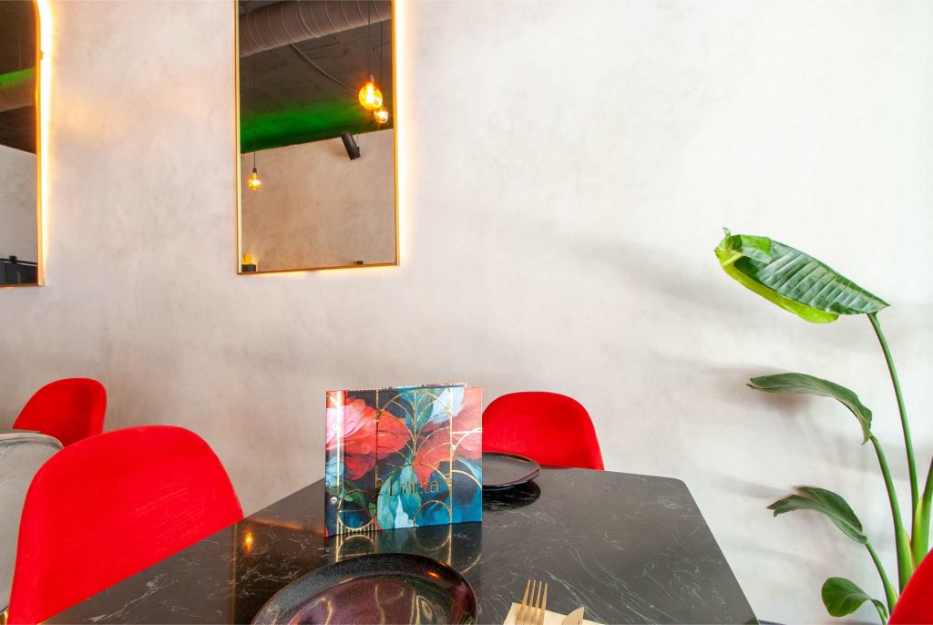 Reforma integral de una vivienda en Madrid, con espacios amplios, acabados modernos y distribución optimizada realizada por Estudio Recrea.